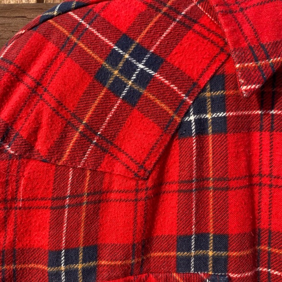 Wrangler button down, plaid, lined jacket - Picture 14 of 16